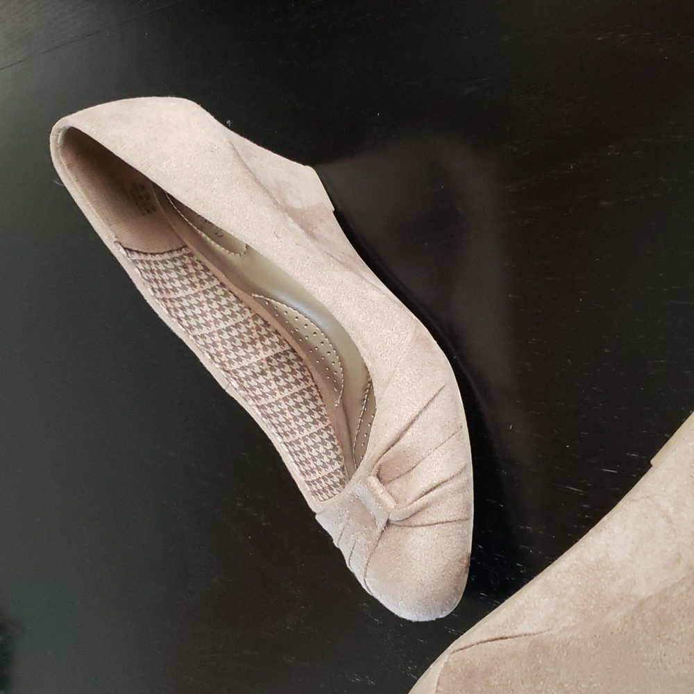 dexflex comfort Wedge Micro Suede Tan Size 7.5